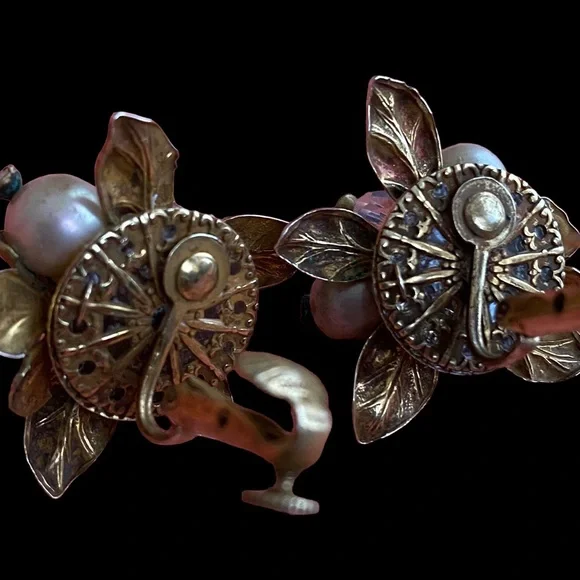 Vintage Signed Vendome Faux Pearl and AB crystals cluster flower earring. - Picture 5 of 11